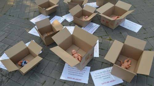 Организаторки: «Мы понимаем, что сейчас у нас проблемы с демографией, однако запретом абортов данную трудность не преодолеть. Те женщины, которым не удастся искалечить себя или убить с помощью подпольного аборта, найдут способ, как избавиться от нежелательного ребенка».