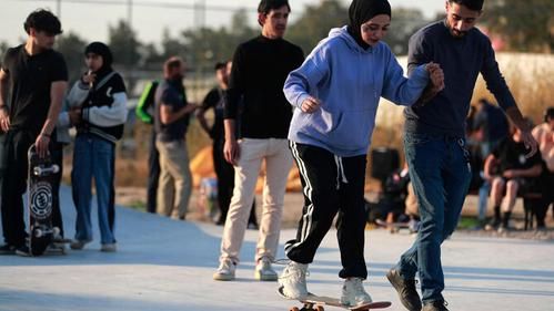 Иракская молодежь в новом скейтпарке в Багдаде. 1 февраля 2025 г.