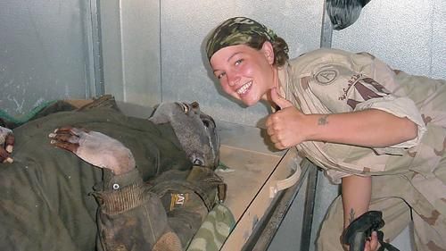 Военспец Сабрина Харманн с раненым иракским военнопленным в тюрьме Абу-Грейб. 2003 г.