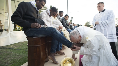 Папа Франциск совершает ритуал омовения ног беженцам в Кастельнуово-ди-Порта