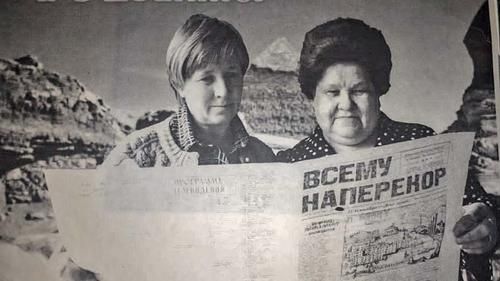 Наталья Филонова (слева) со своей газетой