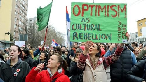 Протестующие с плакатом "Оптимизм — это культурная революция". Март 2025 г.