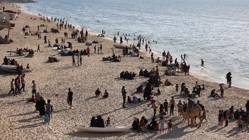 Палестинцы скрываются от атак Израиля на берегу. 17 апреля 2024 года.