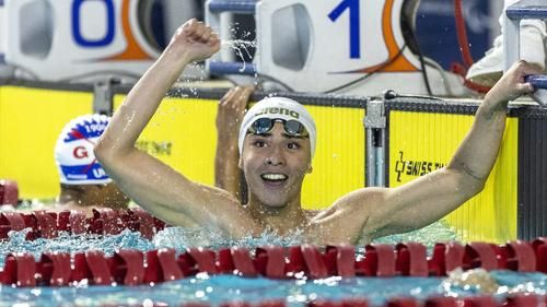 Виктор дос Сантос Алмейда в бассейне